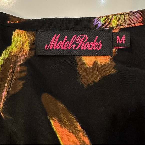 Motel Rocks  Black Multi Color Feather Print Crop Top Flutter Sleeve M EUC - Picture 6 of 8